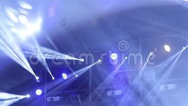 音乐会上的舞台灯光有雾，控制台上的舞台灯光，新年晚会